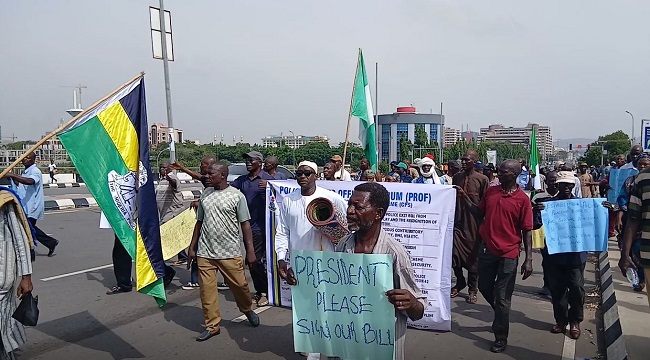 Retired Police Officers Block Presidential Villa Gate Over Pension Scheme
